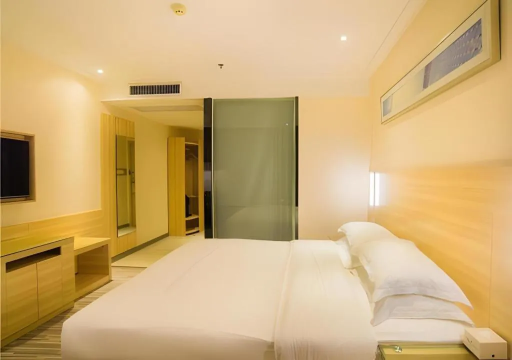Bed in City Comfort Inn Liuzhou Chengzhong Wanda Plaza