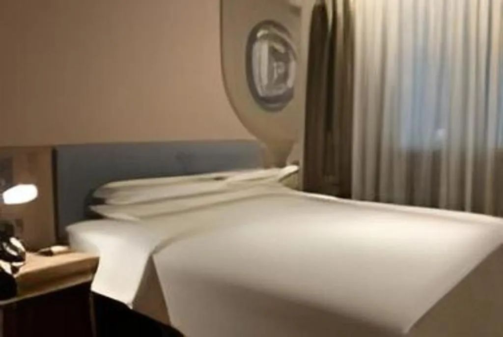 Bed in Home Inn Neo Shanghai Railway Station