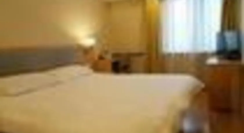 Bed in Home Inn Neo Shanghai Railway Station