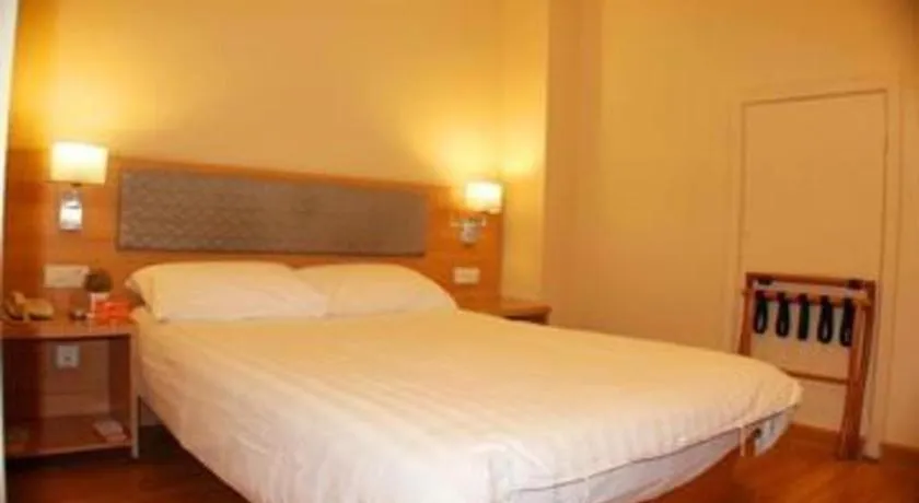 Bed in Home Inn Neo Shanghai Railway Station