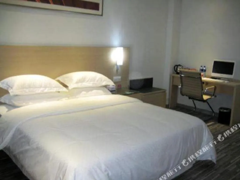 Bed in City Comfort Inn Wuhan Hanyang Street Caidian Square Metro Station