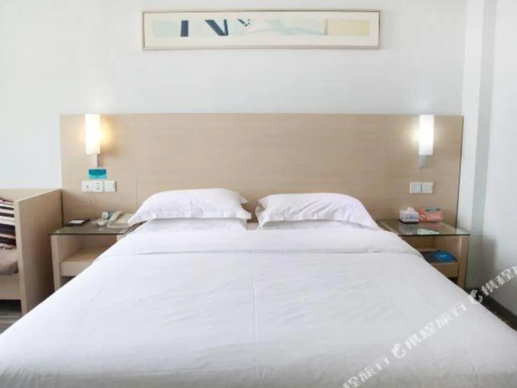 Bed in City Comfort Inn Wuhan Hanyang Street Caidian Square Metro Station