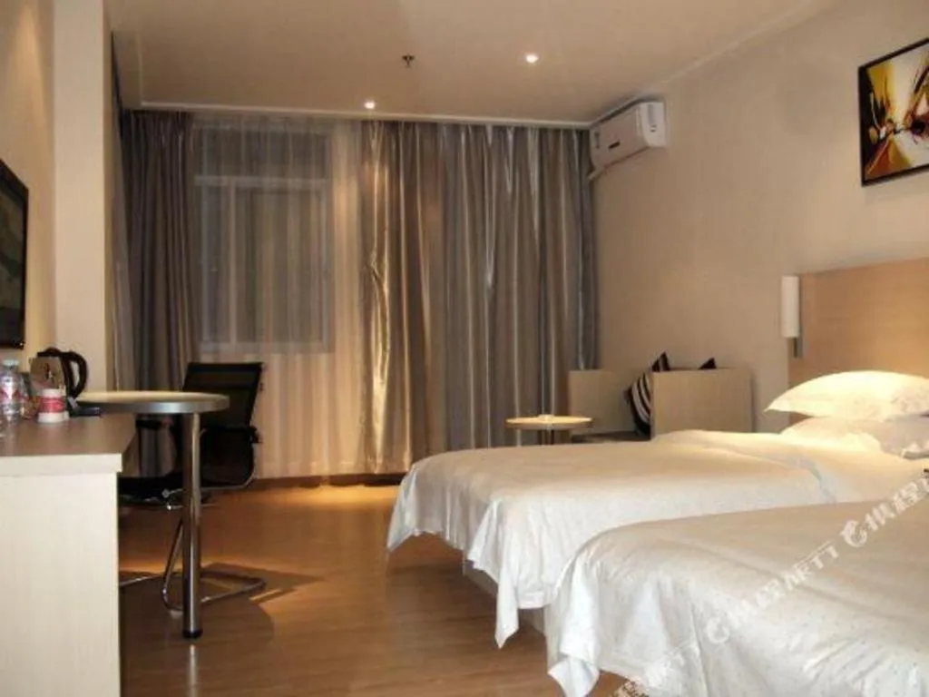 Bed in City Comfort Inn Wuhan Hanyang Street Caidian Square Metro Station