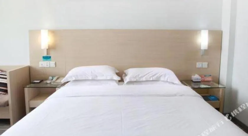 Bed in City Comfort Inn Wuhan Hanyang Street Caidian Square Metro Station