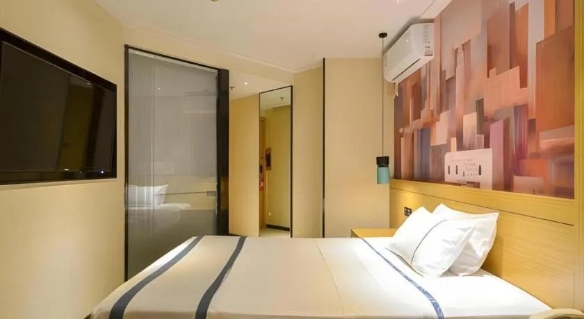 Bed in City Comfort Inn Wuhan Hanyang Street Caidian Square Metro Station