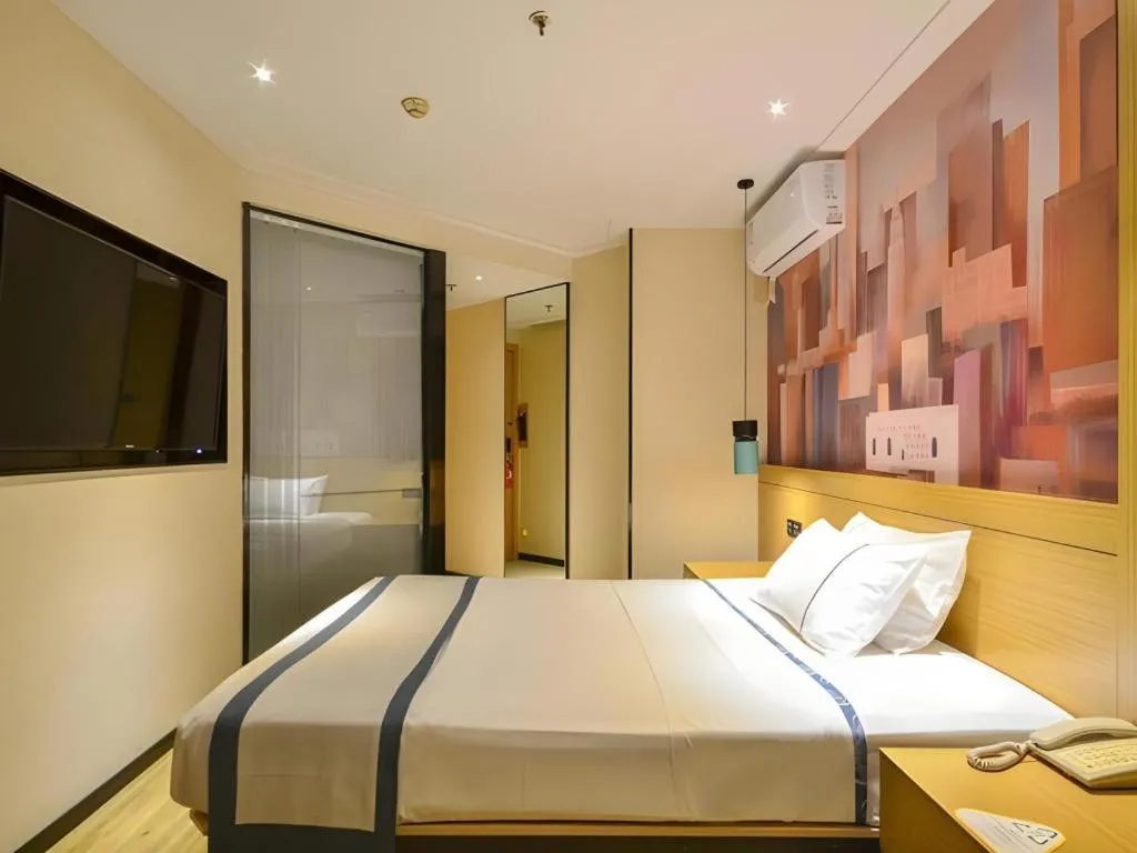 Bed in City Comfort Inn Wuhan Hanyang Street Caidian Square Metro Station