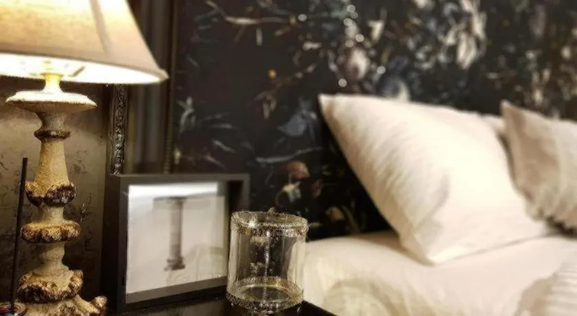 Bed in Hotel Elephant