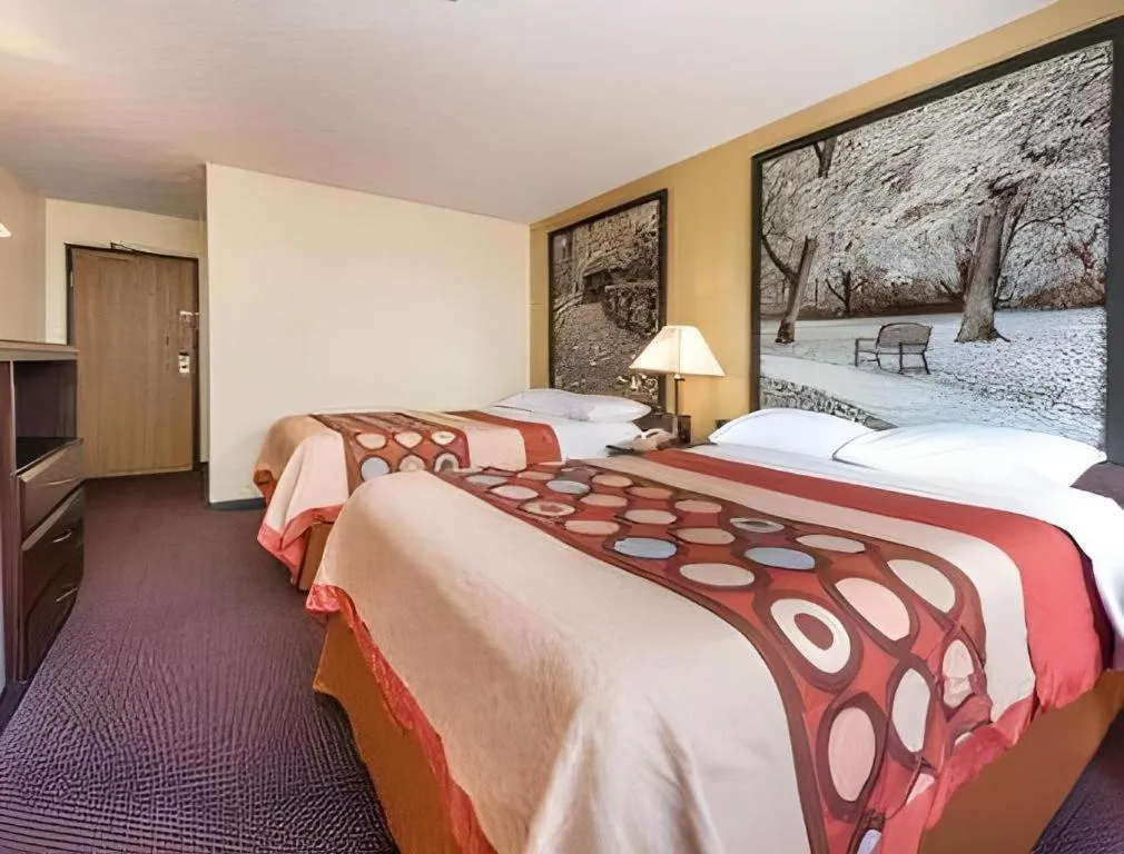 Bed in Super 8 By Wyndham Franklin/Middletown Area