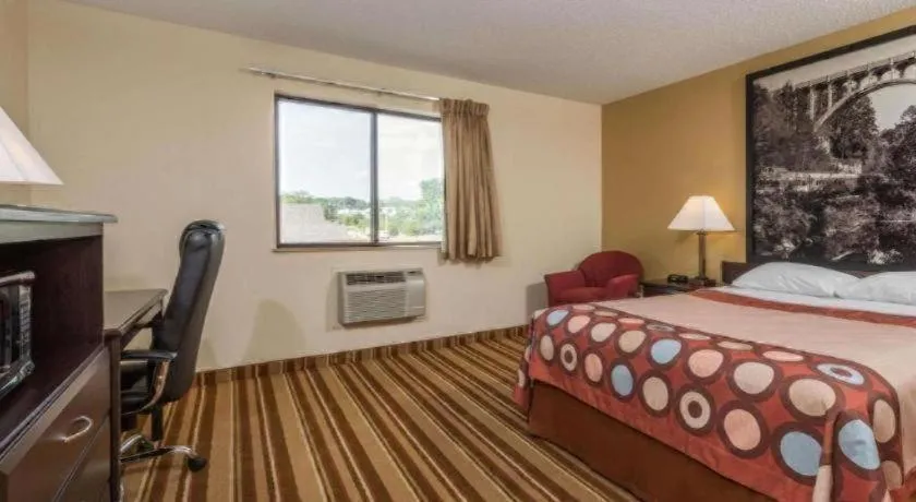 Bed in Super 8 By Wyndham Franklin/Middletown Area