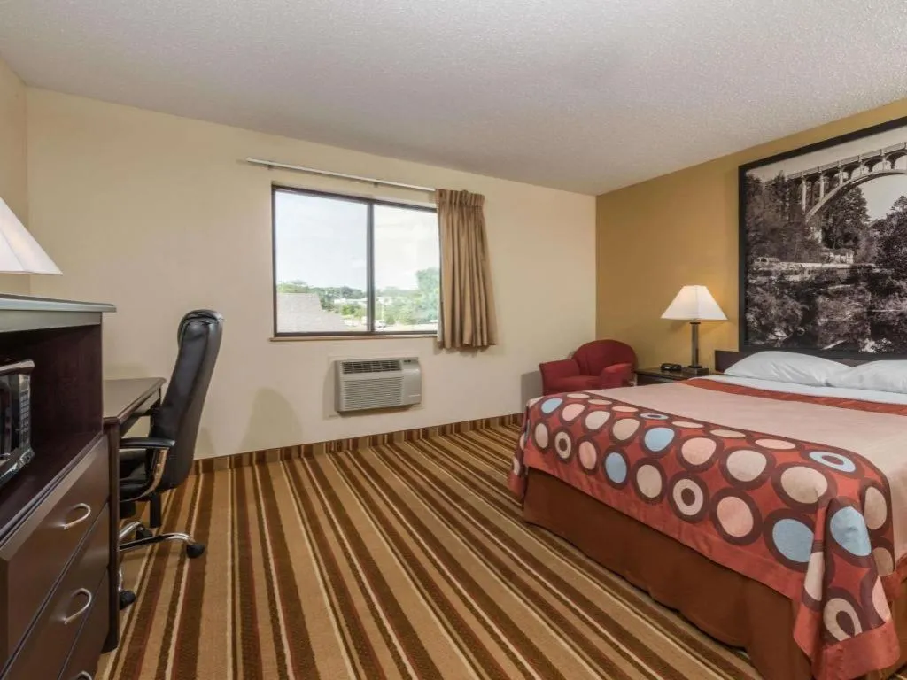 Bed in Super 8 By Wyndham Franklin/Middletown Area