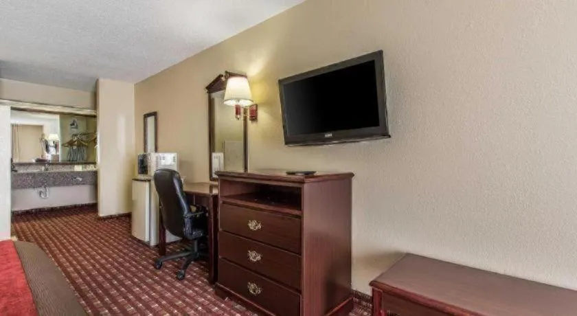 Bed in Quality Inn Andalusia