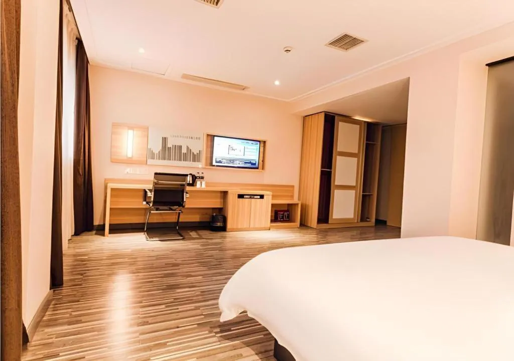 Bed in City Comfort Inn Chibi Railway Station