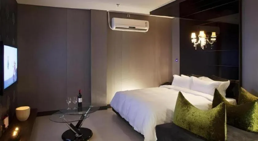 Bed in Qingdao Hengbo Hotel