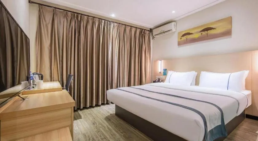 Bed in City Comfort Inn Wuzhou Wangcheng Square