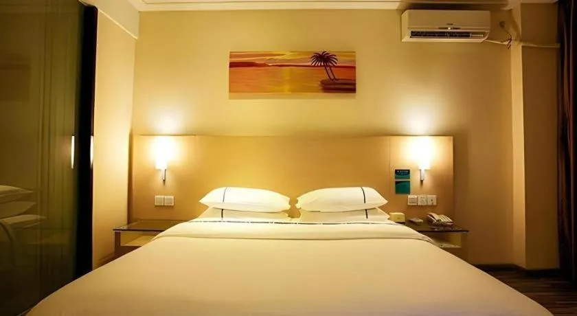 Bed in City Comfort Inn Wuzhou Wangcheng Square