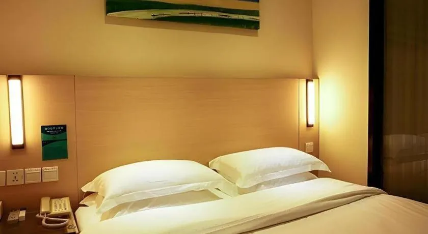 Bed in City Comfort Inn Wuzhou Wangcheng Square