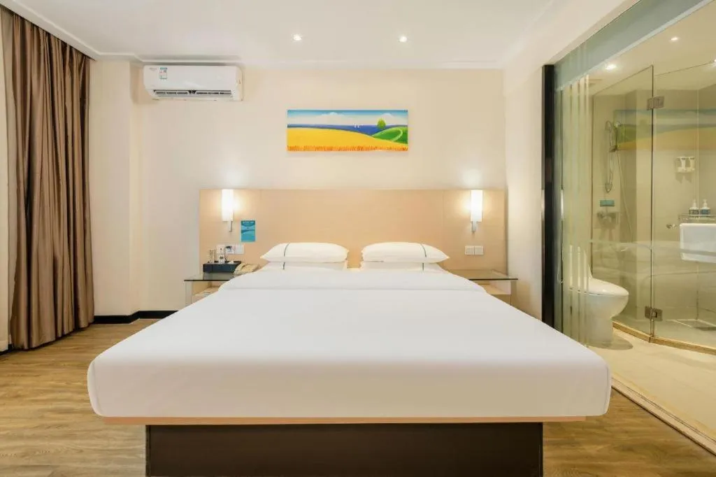 Bed in City Comfort Inn Wuzhou Wangcheng Square