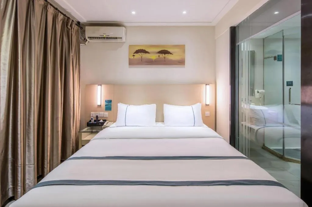 Bed in City Comfort Inn Wuzhou Wangcheng Square
