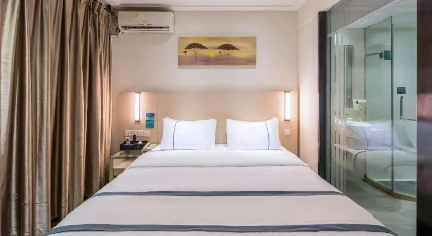 Bed in City Comfort Inn Wuzhou Wangcheng Square
