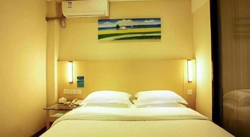 Bed in City Comfort Inn Wuzhou Wangcheng Square