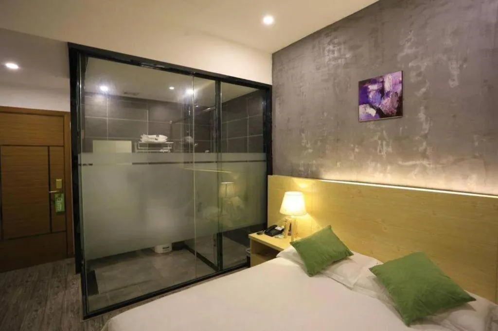 Bed in Yi Mi Hotel Shenzhen Longgang Pinghu South China City