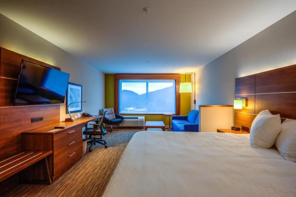 Bed in Holiday Inn Express & Suite Milroy - Reedsville By IHG