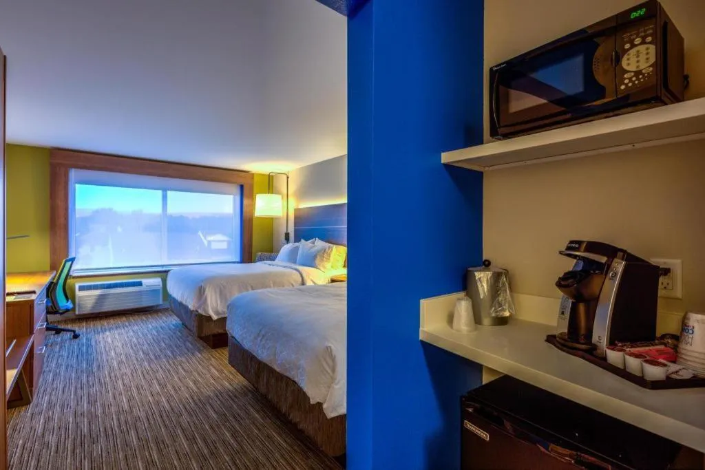 Bed in Holiday Inn Express & Suite Milroy - Reedsville By IHG