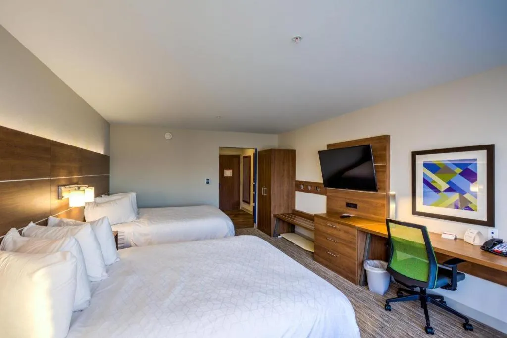Bed in Holiday Inn Express & Suite Milroy - Reedsville By IHG
