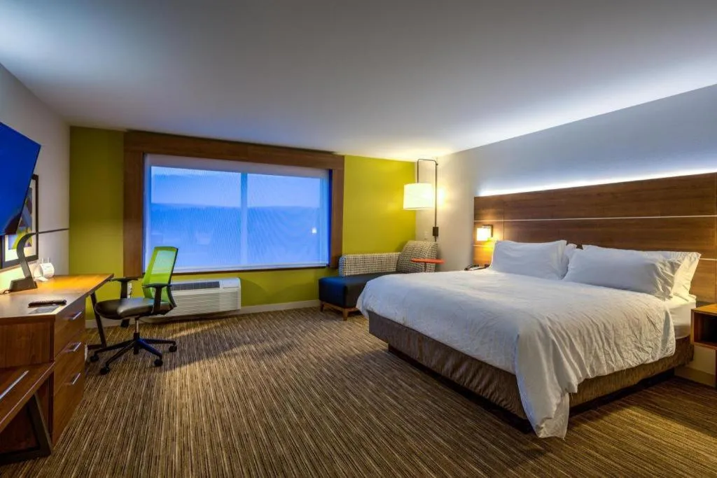 Bed in Holiday Inn Express & Suite Milroy - Reedsville By IHG