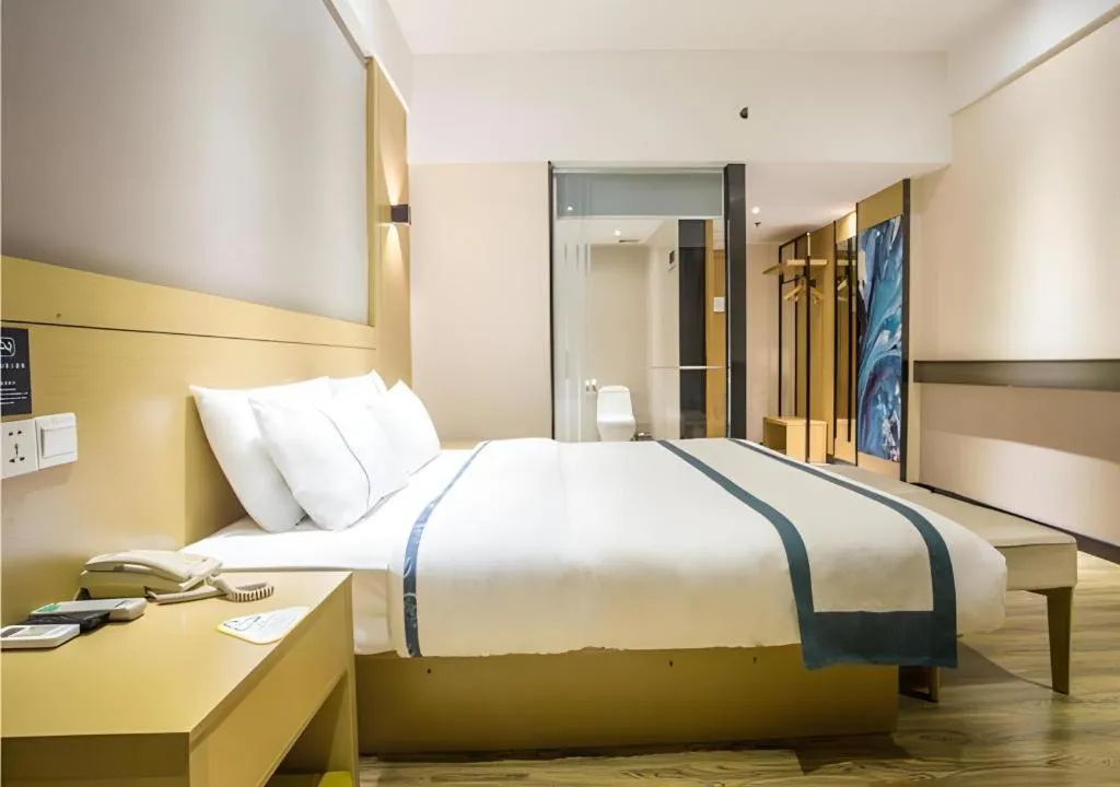 Bed in City Comfort Inn Liuzhou Liunan Wanda Plaza