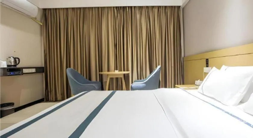 Bed in City Comfort Inn Liuzhou Liunan Wanda Plaza