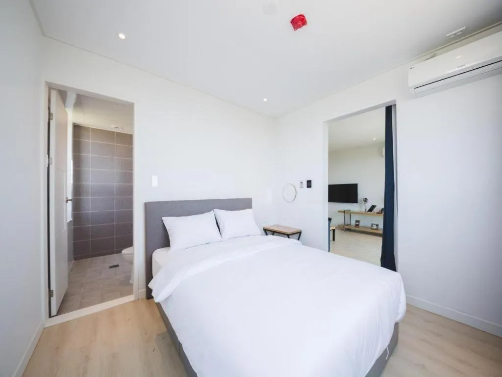 Bed in Sallys Jeju Hotel