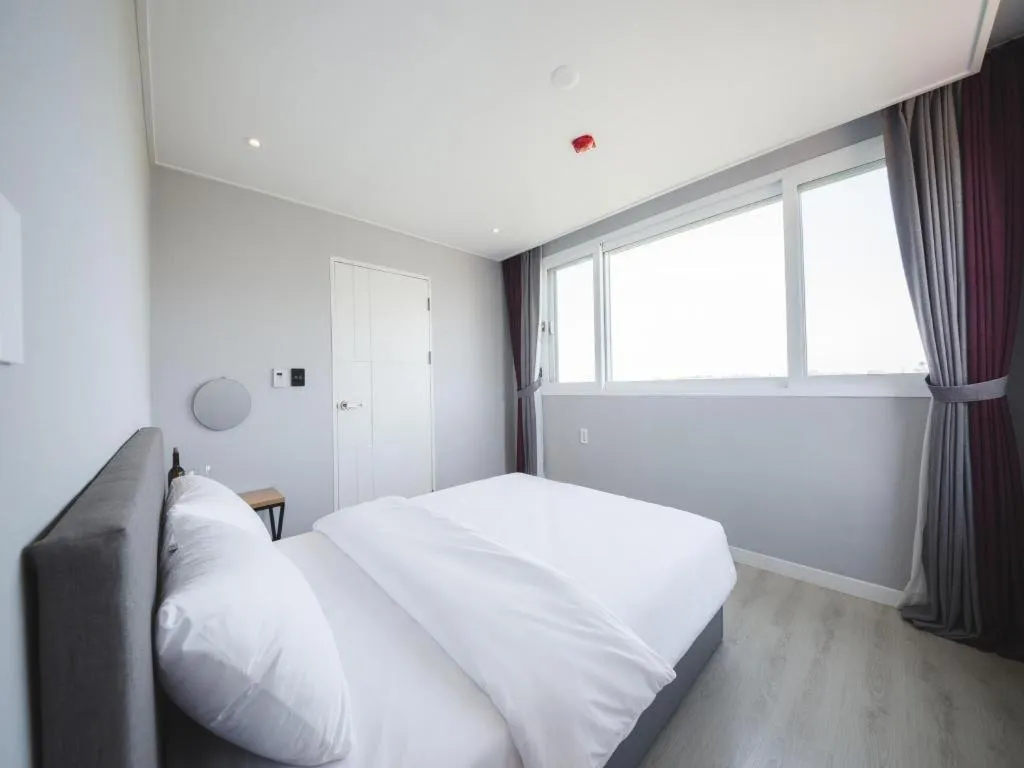 Bed in Sallys Jeju Hotel