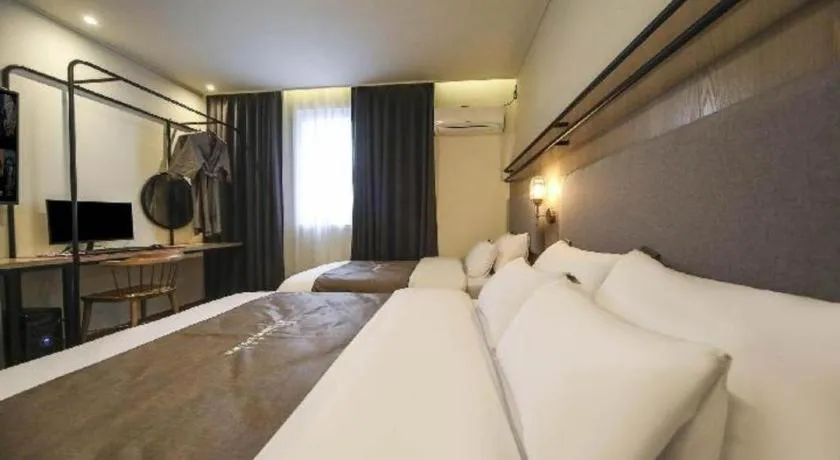 Bed in Hotel Urban Brown