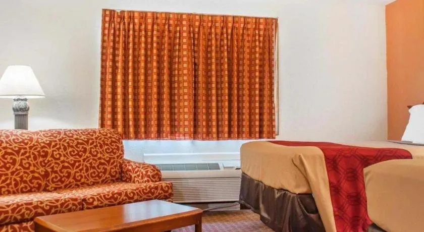 Bed in Econo Lodge Cuba I-86