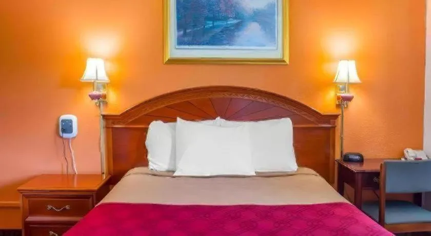 Bed in Econo Lodge Cuba I-86