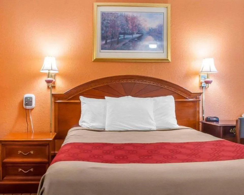 Bed in Econo Lodge Cuba I-86