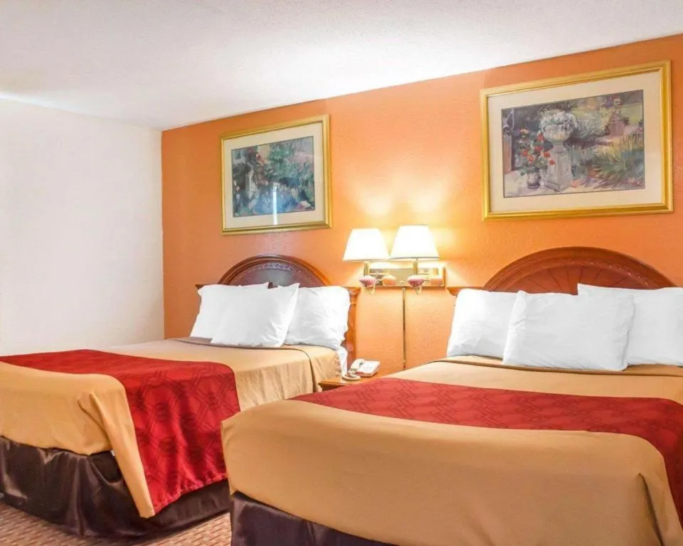 Bed in Econo Lodge Cuba I-86