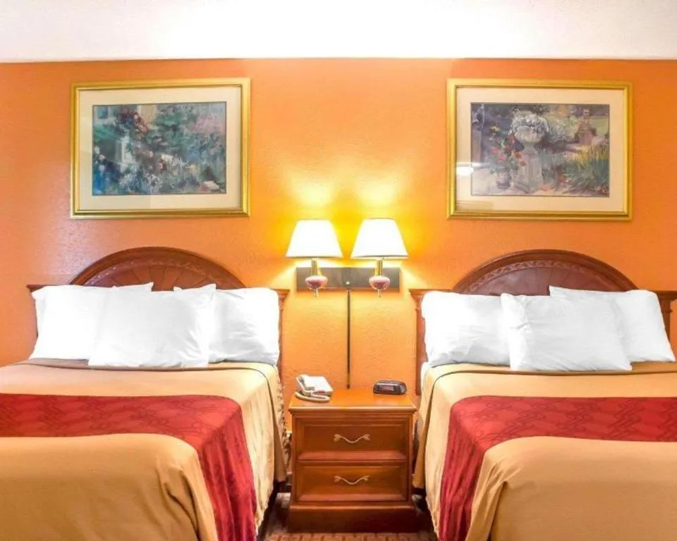 Bed in Econo Lodge Cuba I-86