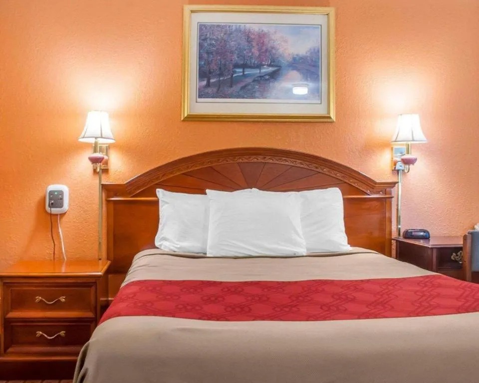 Bed in Econo Lodge Cuba I-86