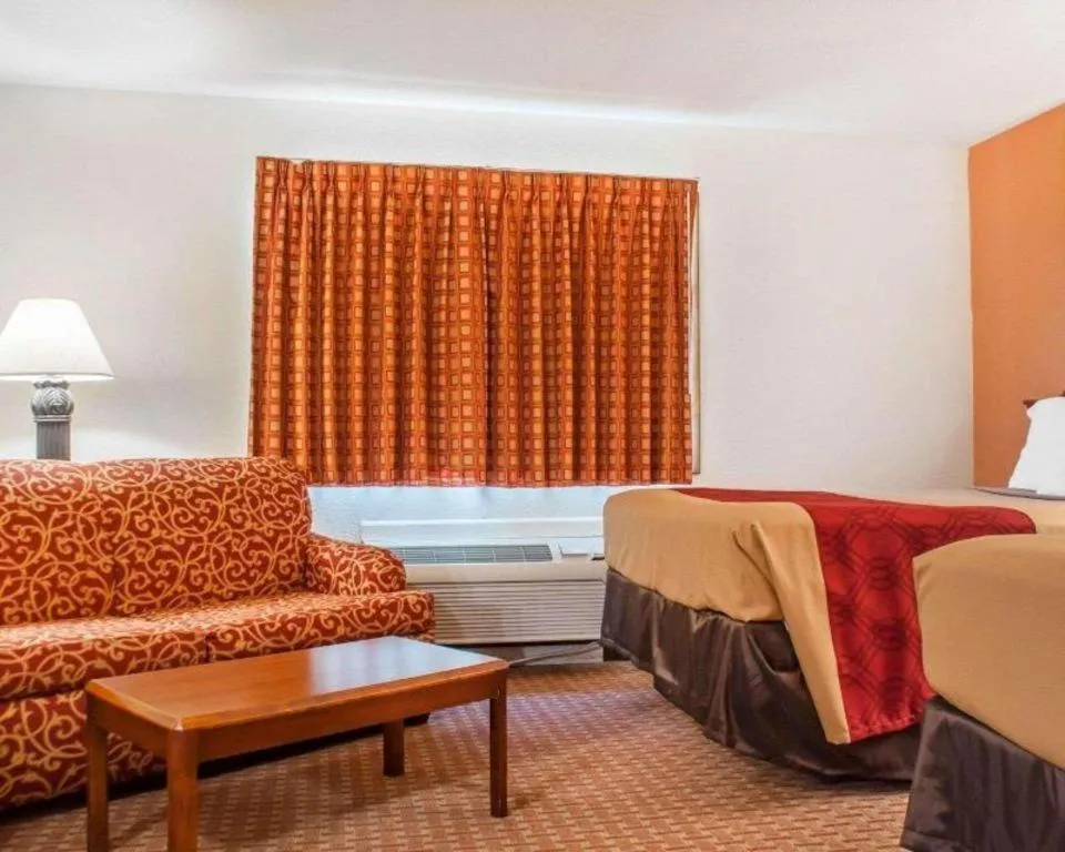 Bed in Econo Lodge Cuba I-86