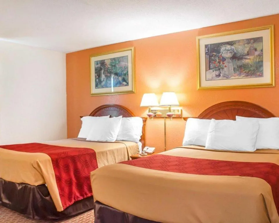 Bed in Econo Lodge Cuba I-86