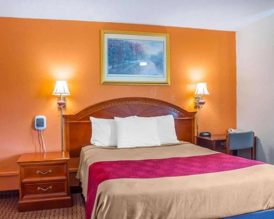 Bed in Econo Lodge Cuba I-86