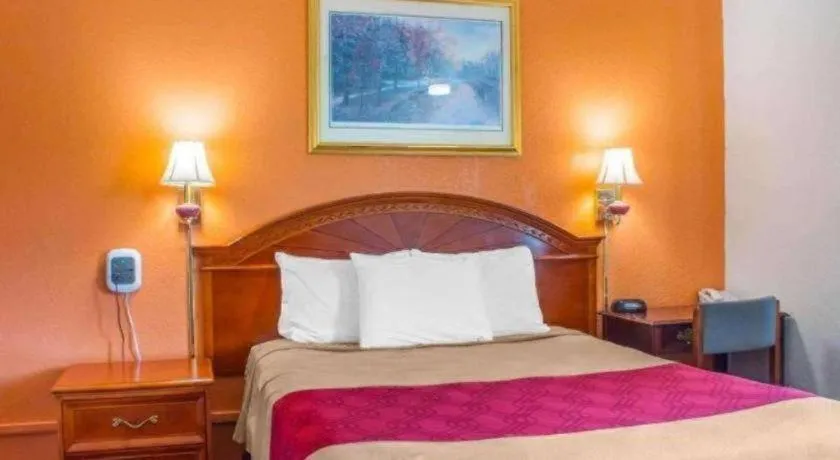 Bed in Econo Lodge Cuba I-86