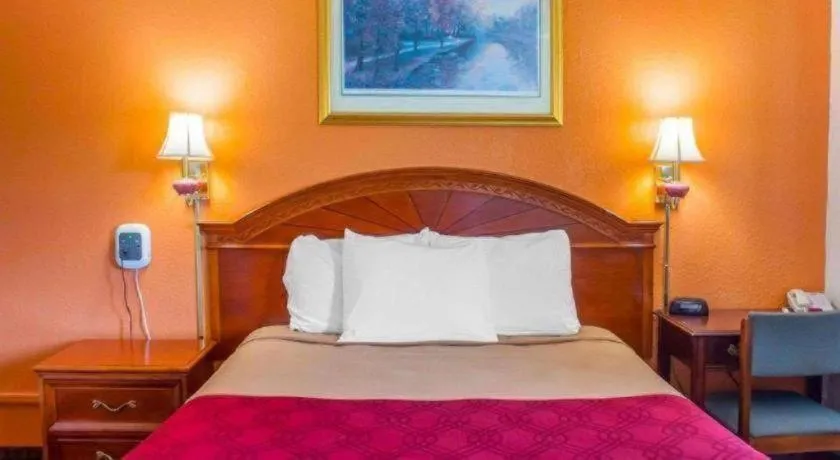 Bed in Econo Lodge Cuba I-86