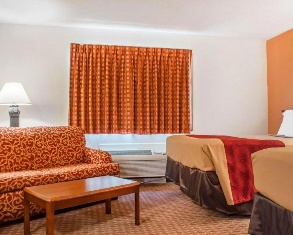 Bed in Econo Lodge Cuba I-86