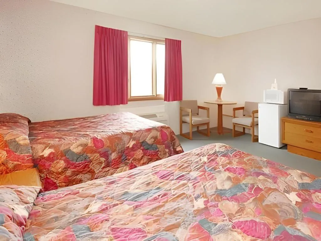 Bed in Econo Lodge Cuba I-86