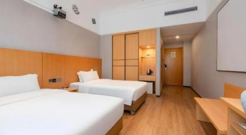 Bed in Carrianna Hotel