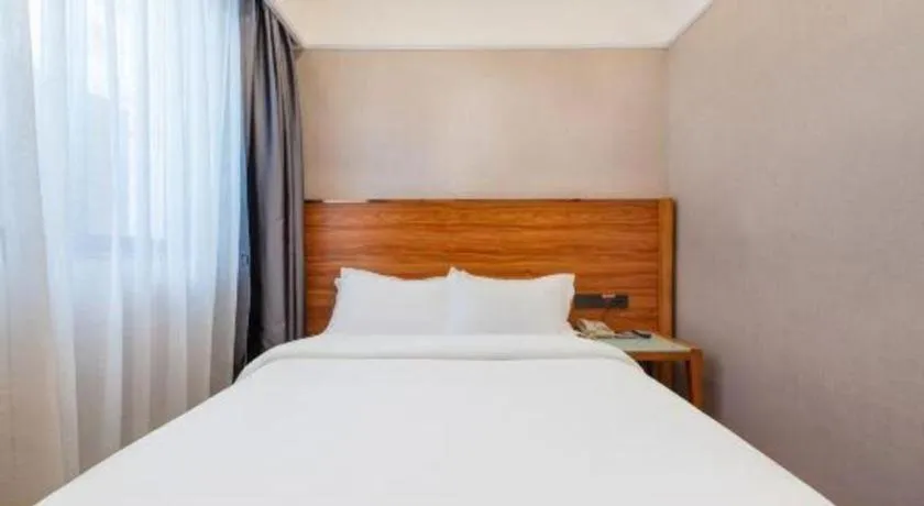 Bed in Carrianna Hotel