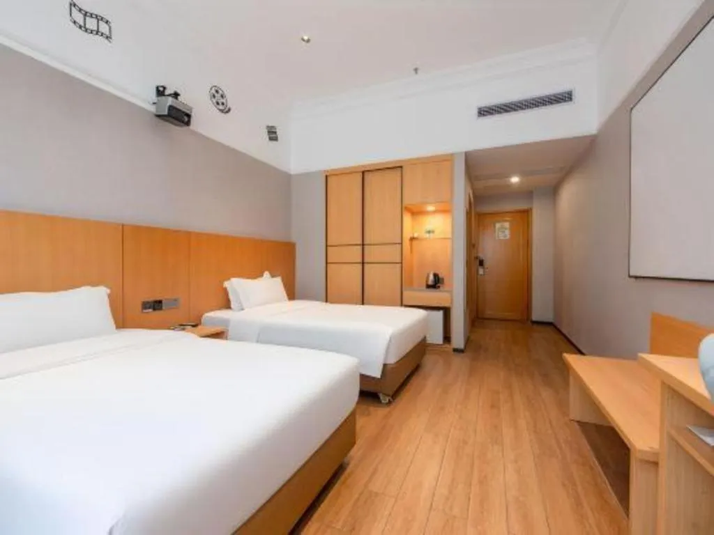 Bed in Carrianna Hotel